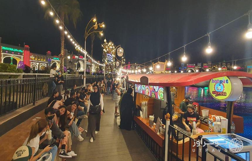 تصویری از چند غرفه فروش غذای خیابانی در کنار دریا در دبی